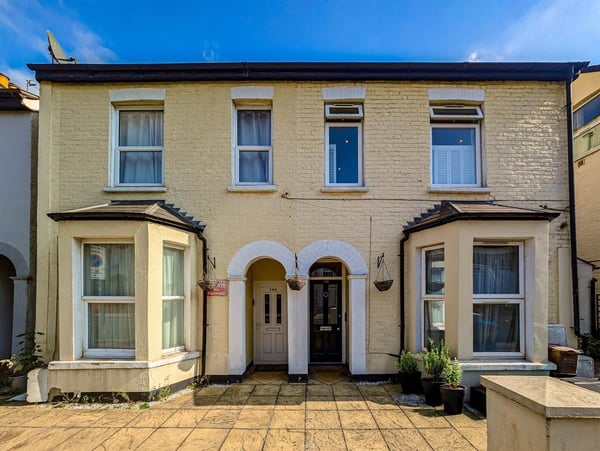 Flat Hartfield Road in Greater London