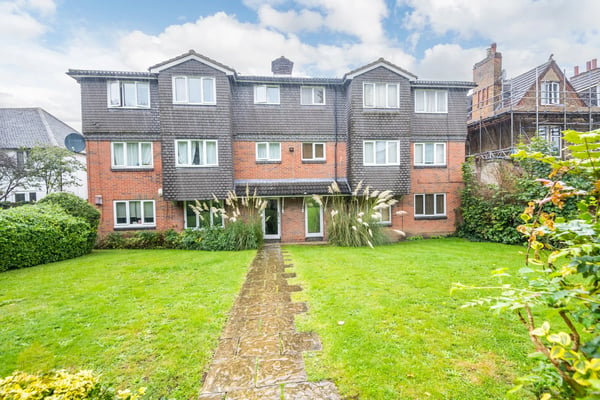 Flat Auckland Road in Greater London