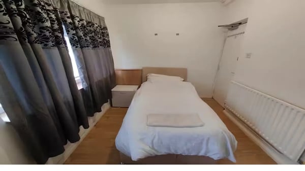 Room Hackney Road in Greater London