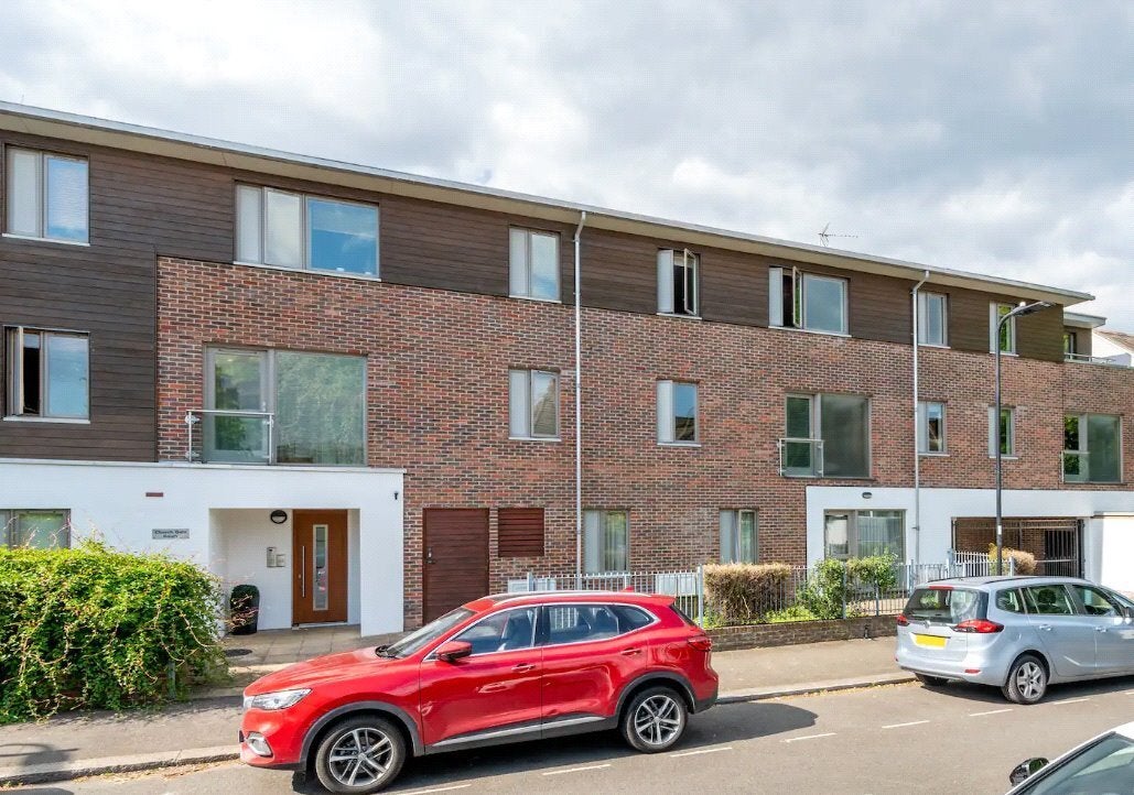 Flat Carver Close in Greater London