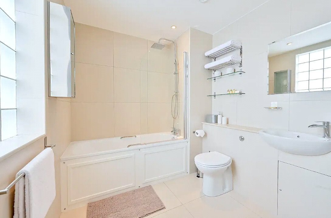 Flat Carver Close in Greater London