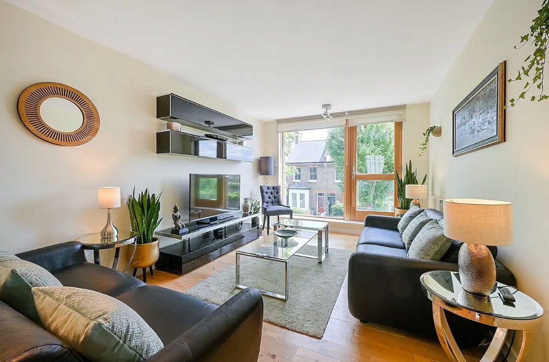 Flat Carver Close in Greater London