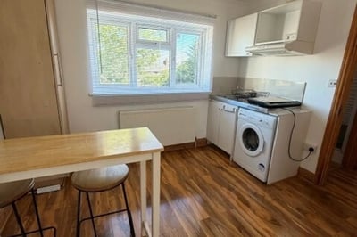 Flat Hoylake Road in Greater London