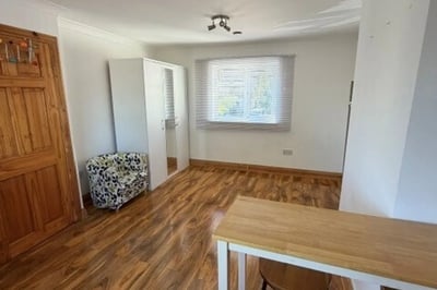 Flat Hoylake Road in Greater London