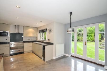 House Nevelle Close in Binfield