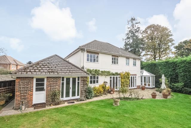House Nevelle Close in Binfield
