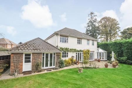 House Nevelle Close in Binfield