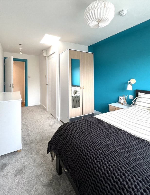 Room Cranbrook Road in Poole
