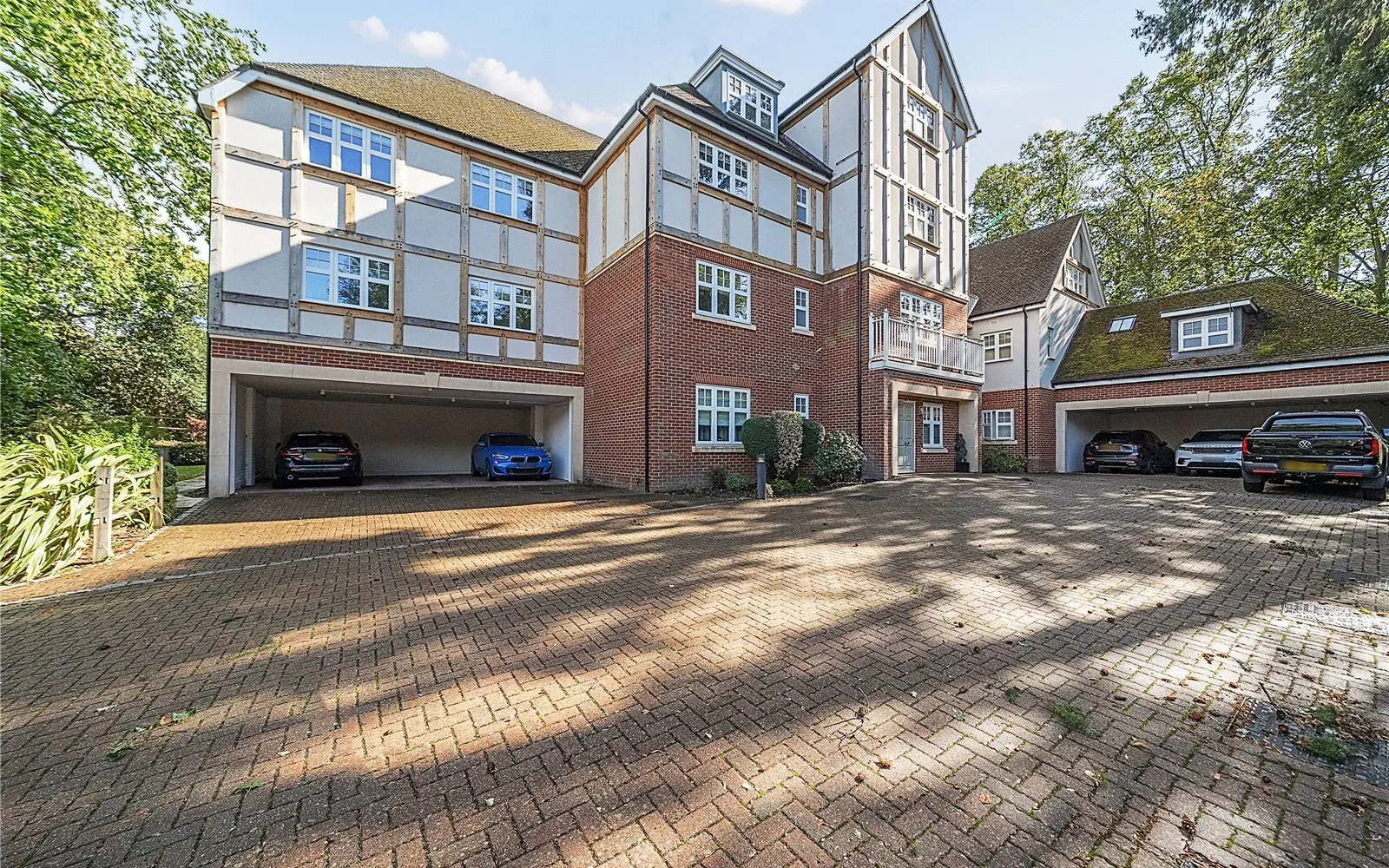 Flat Sunningdale Gardens in London