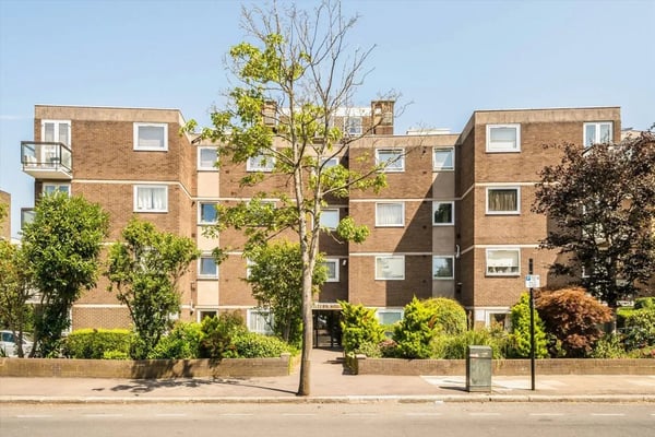 Flat Hillcrest Road in Greater London