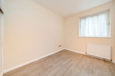 Flat Hillcrest Road in Greater London