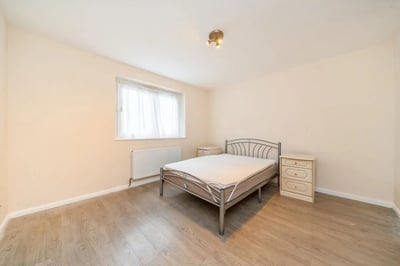 Flat Hillcrest Road in Greater London