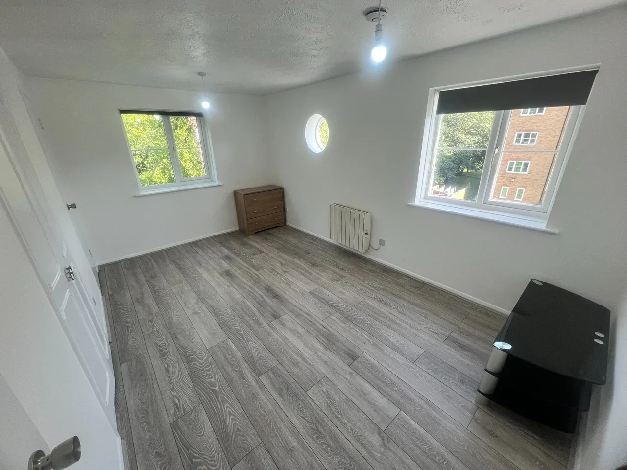 Flat Vicars Bridge Close in Greater London