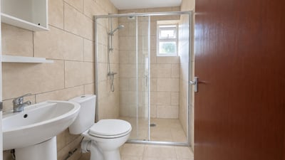 Flat Cranford Drive in Greater London