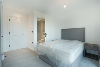 Flat Whitehall Road in Leeds