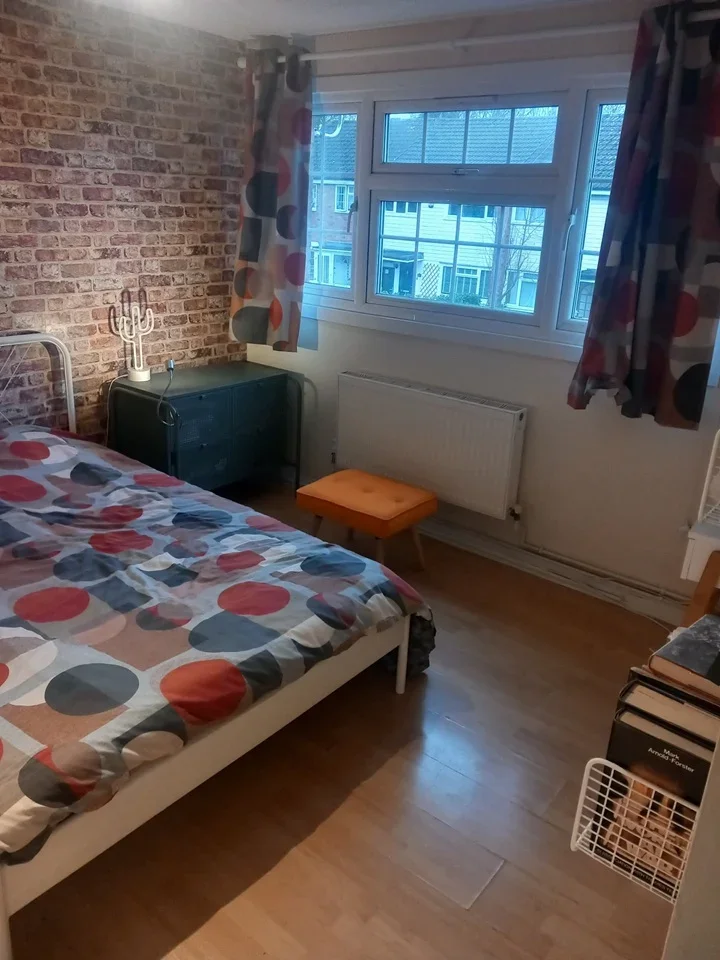 Room Auckland Close in London