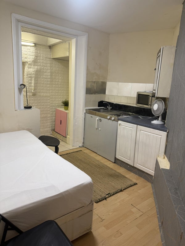 Flat Hazlitt Road in Greater London