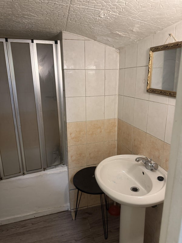 Flat Hazlitt Road in Greater London