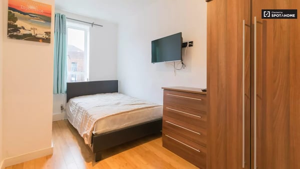 Flat Swanton Gardens in Greater London