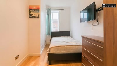 Flat Swanton Gardens in Greater London