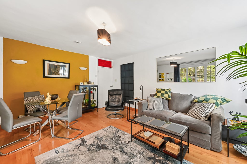 Flat Gipsy Lane in Greater London
