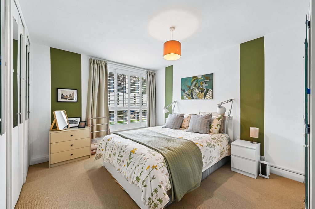 Flat Gipsy Lane in Greater London