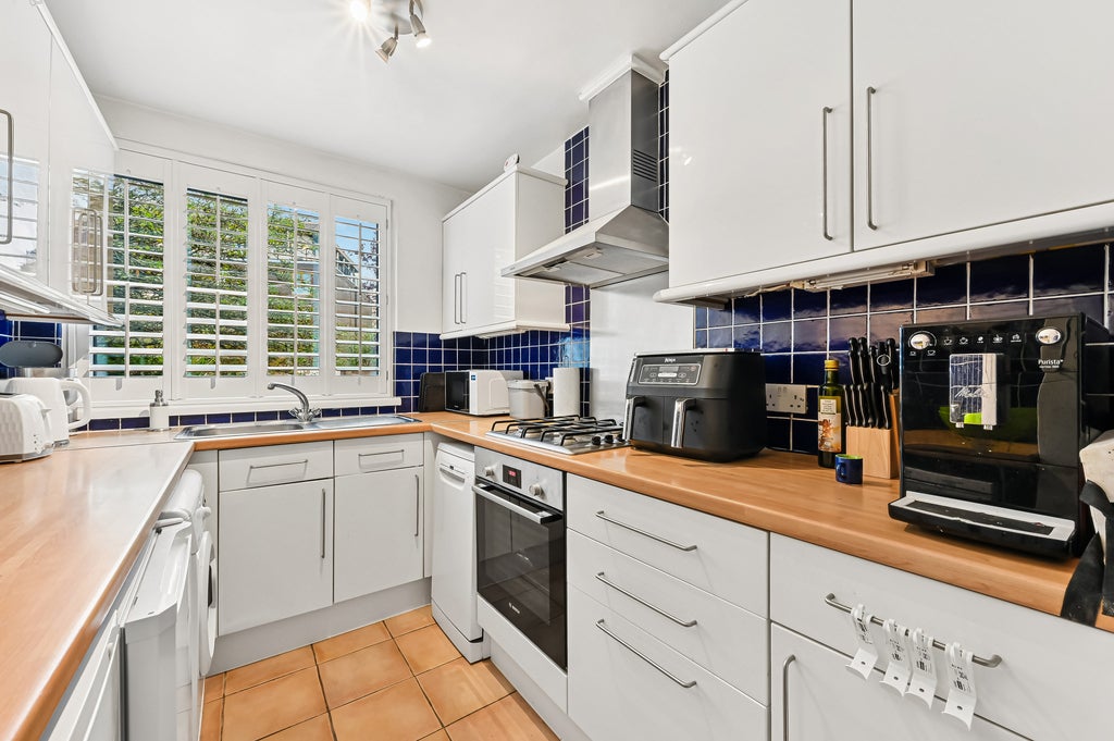 Flat Gipsy Lane in Greater London