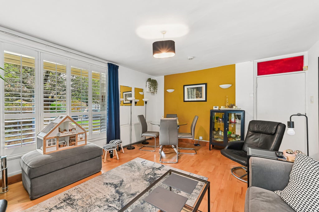 Flat Gipsy Lane in Greater London