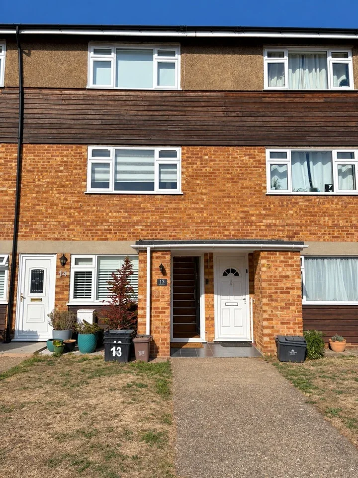 Flat Hillside Avenue in Cheshunt
