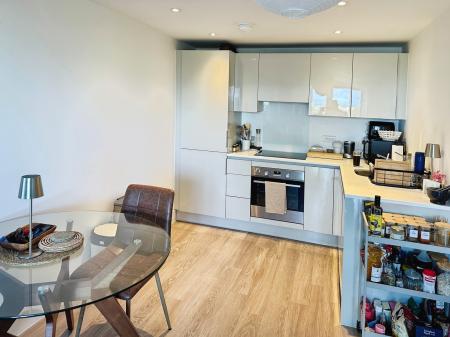 Flat Anniversary Avenue West in Cherwell District