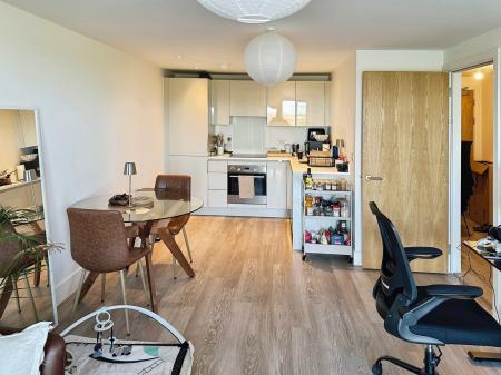 Flat Anniversary Avenue West in Cherwell District