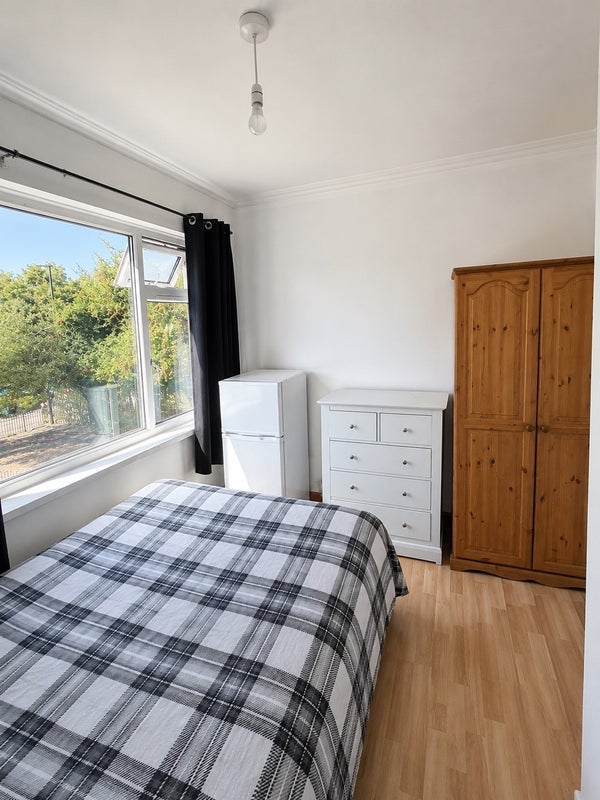 Room Clarence Crescent in Greater London