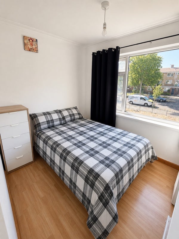 Room Clarence Crescent in Greater London