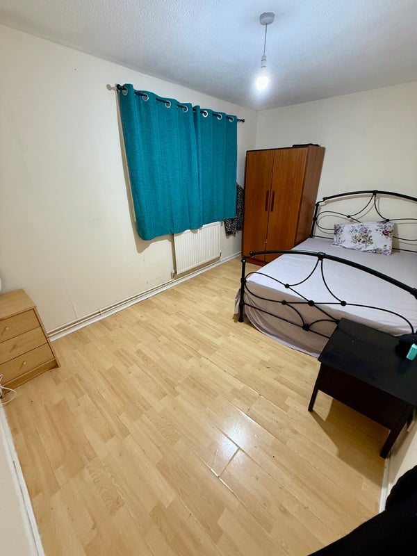 Room Aston Court in Crawley