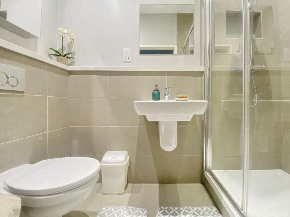 Flat Bath Road in Greater London