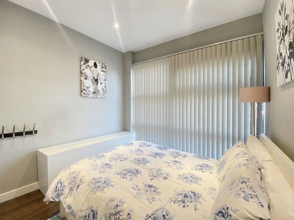 Flat Bath Road in Greater London