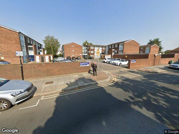 Flat Lansdowne Road in Greater London