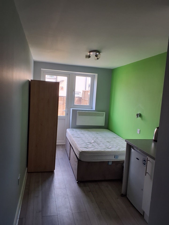 Flat Ferrymead Avenue in Greater London