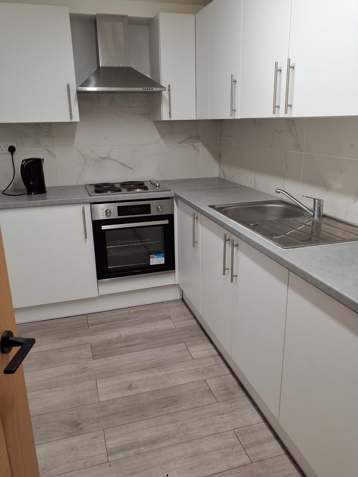 Flat Ferrymead Avenue in Greater London