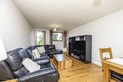 Flat Cutcombe Road in Greater London