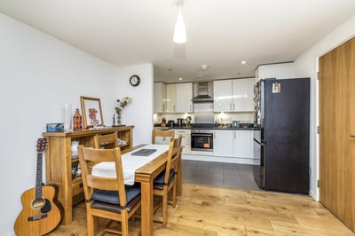 Flat Cutcombe Road in Greater London