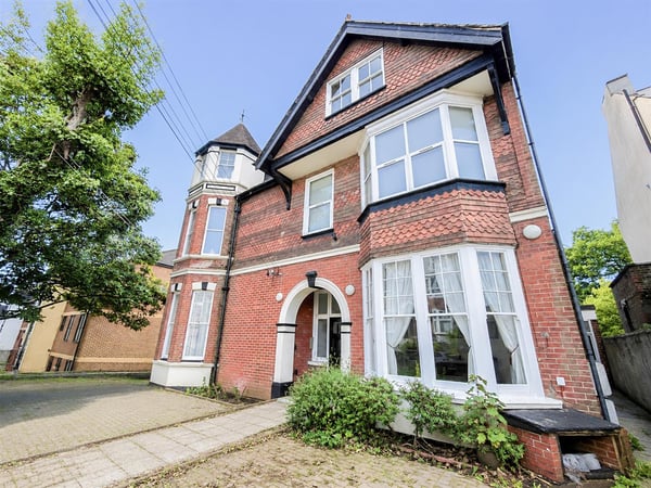 Flat Woodland Vale Road in St Leonards