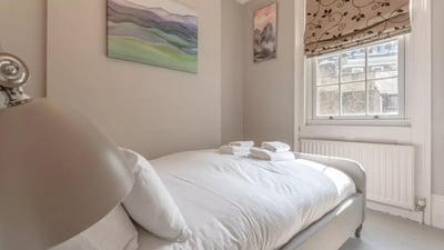 Flat Gayville Road in Greater London