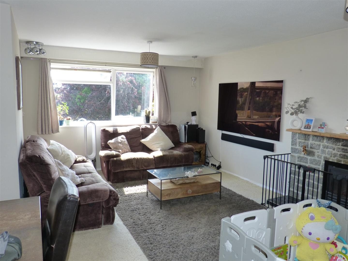 Flat Heene Road in Greater London
