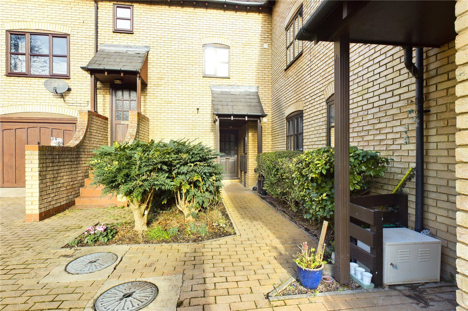 Flat Lion Yard in Huntingdonshire