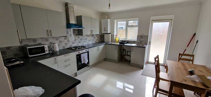 Room Devon Avenue in Slough