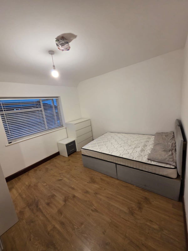 Room Devon Avenue in Slough