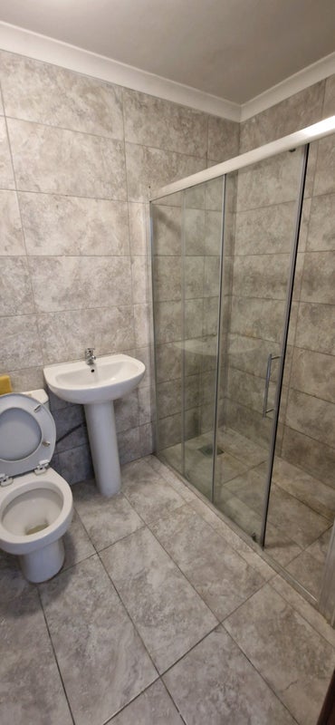 Room Devon Avenue in Slough