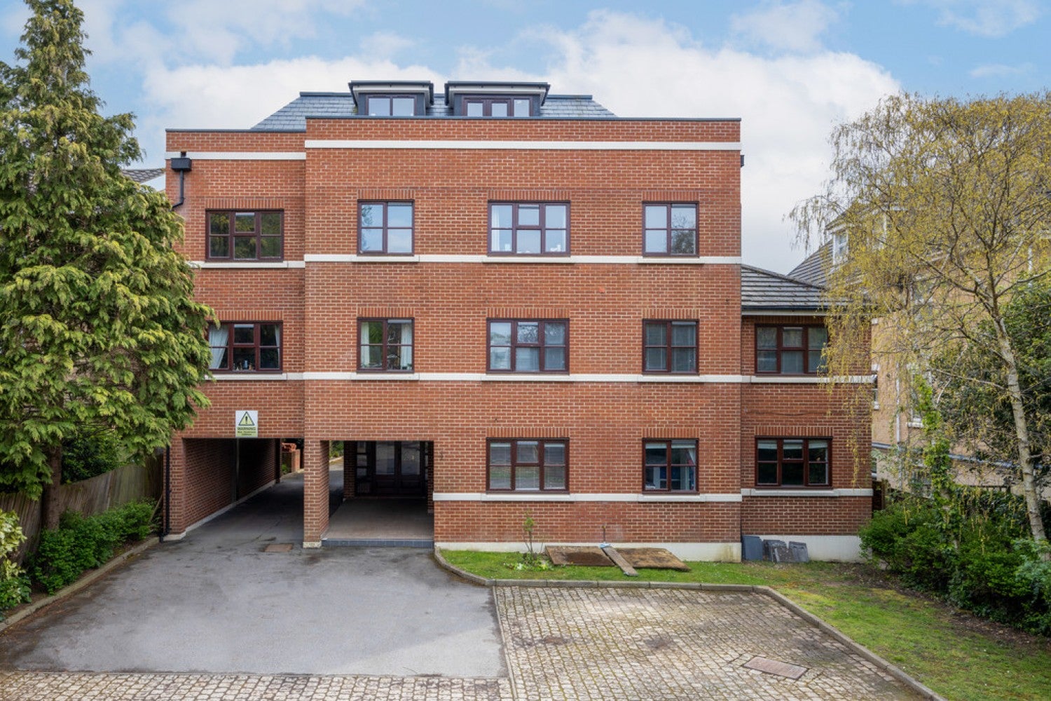 Flat Albemarle Road in Greater London