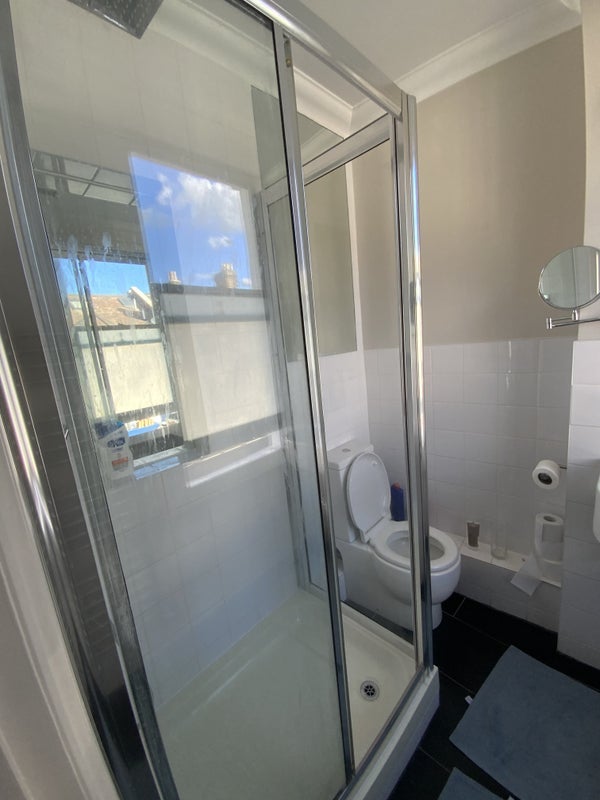 Room Stanlake Road in Greater London